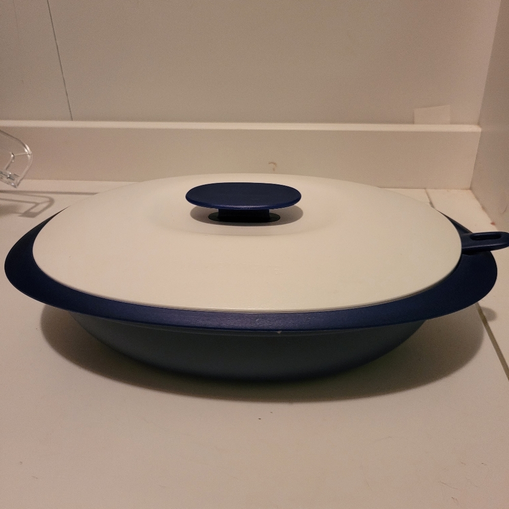 Tupperware serving bowl with serving spoon